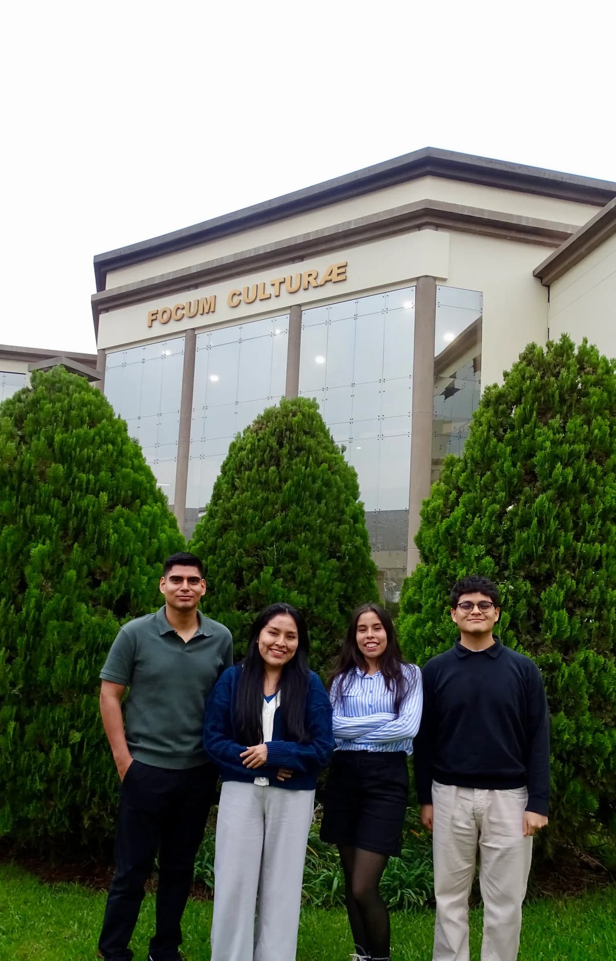 Integrantes de Punto Civil frente al Focum Culturae